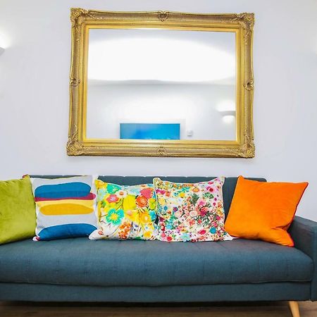 Riverside 2 Bed Apartment ลอนดอน ภายนอก รูปภาพ