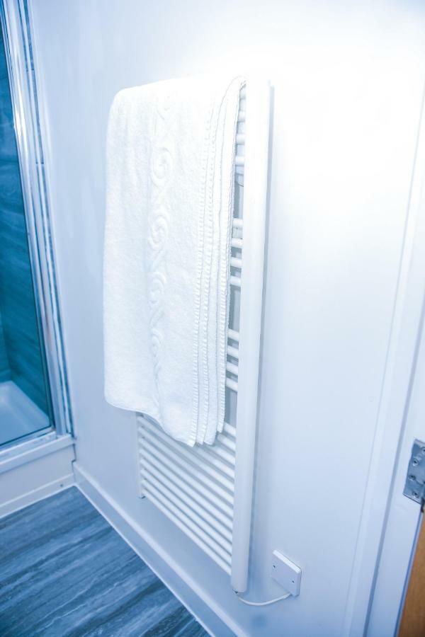 Riverside 2 Bed Apartment ลอนดอน ภายนอก รูปภาพ